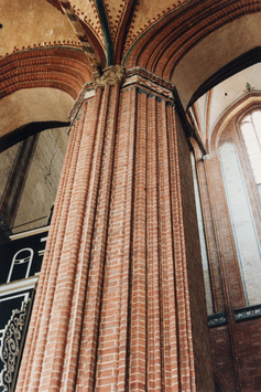 preview Wismar: St. Nikolai, Südseitenschiff, westlicher Arkadenpfeiler, Blick zur Orgel (Foto 1990)